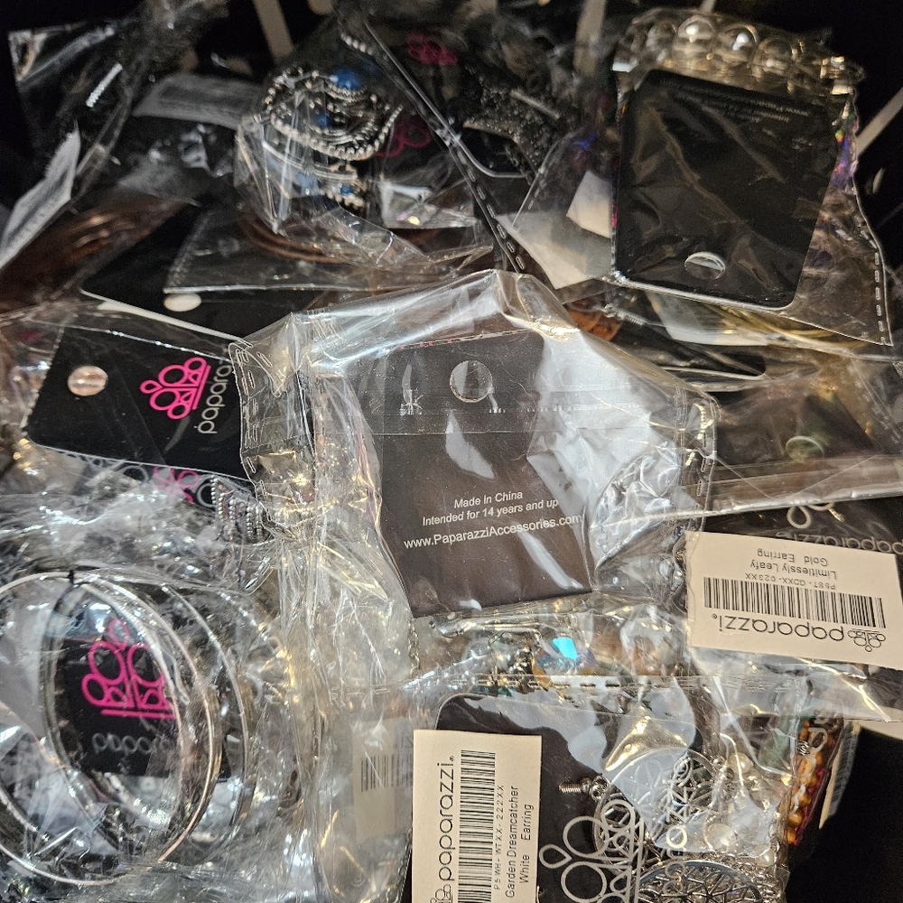 $40 Assorted Jewelry (20 pieces) Collection Brand New Beautiful Jewelry. - Picture 5 of 8